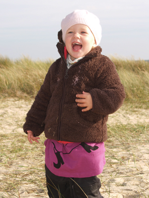 Poserar glatt på stranden.